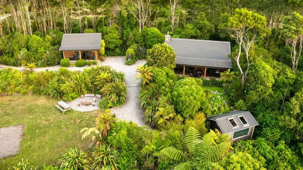 Paparoa Beach Hideaway with Hot Tub，位于巴里敦的酒店