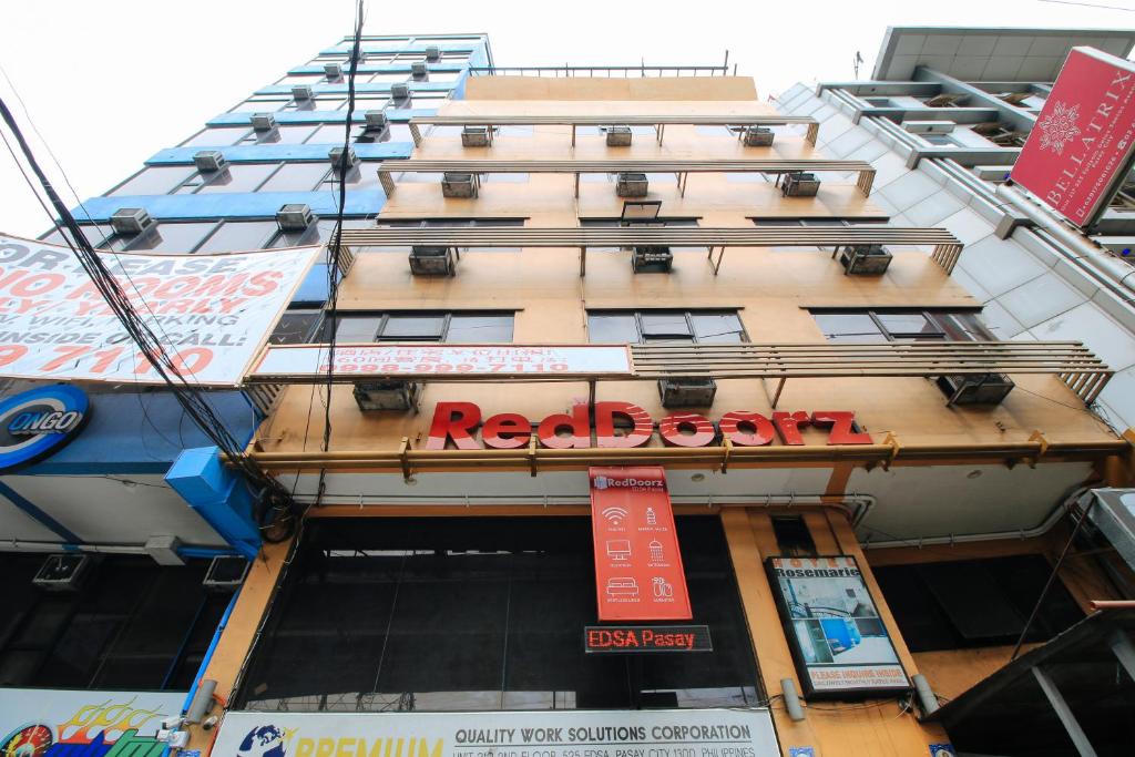 Exterior view, RedDoorz @ Hotel Rosemarie in Manila