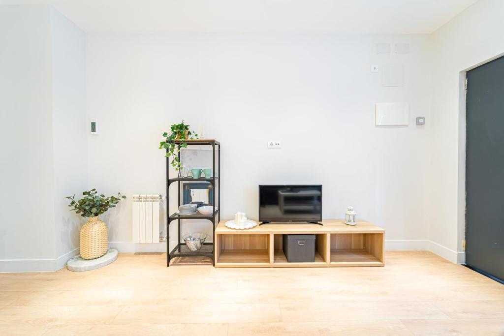 EdSam Madrid Apartments White - 5