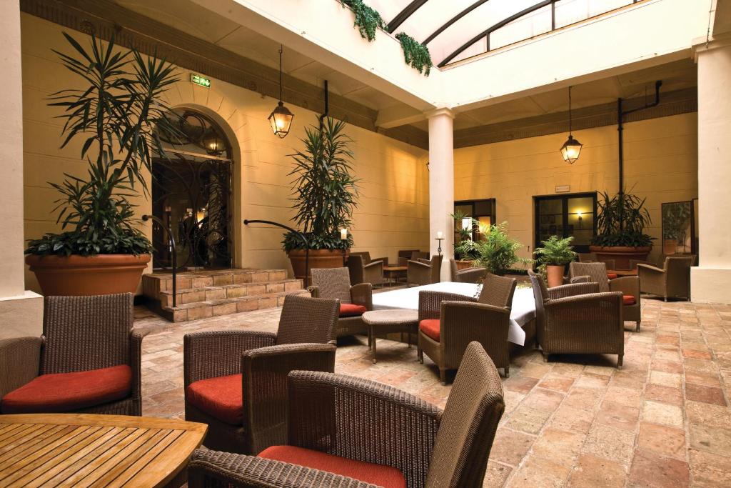 Shared lounge/TV area