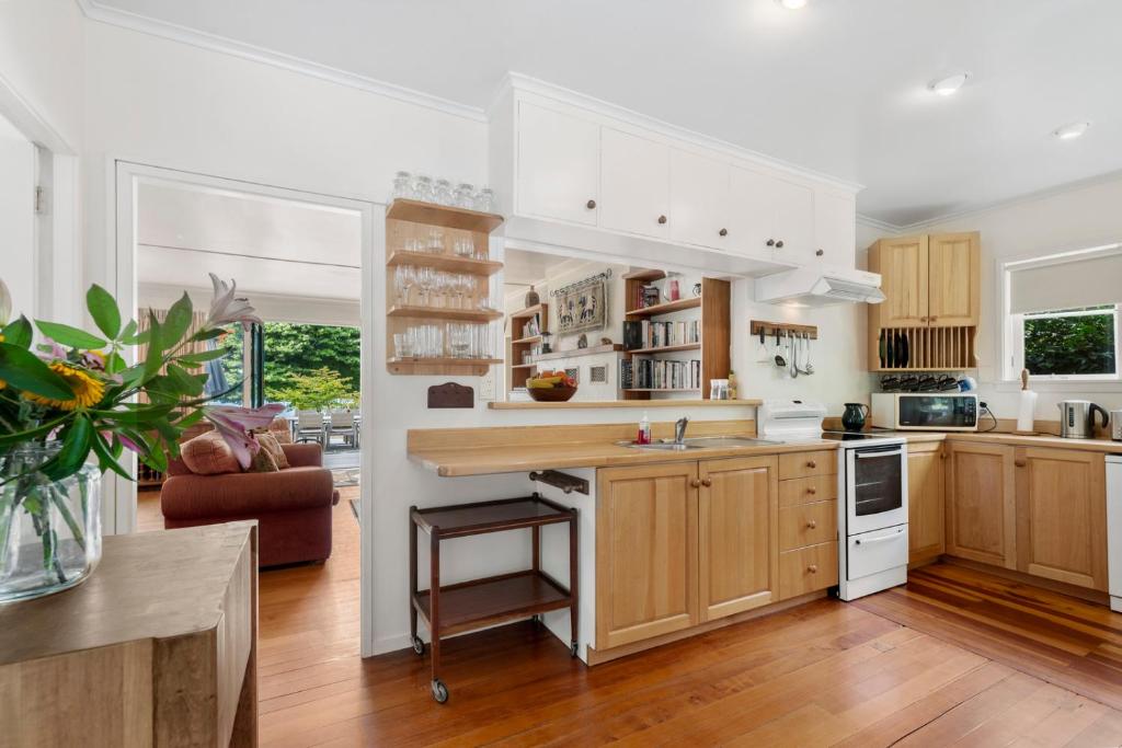 Winstone Cottage - Waterfront Lake Tarawera Holiday Home photo