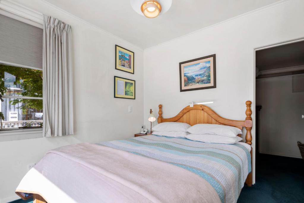Winstone Cottage - Waterfront Lake Tarawera Holiday Home photo
