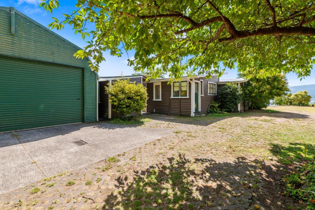 Winstone Cottage - Waterfront Lake Tarawera Holiday Home photo