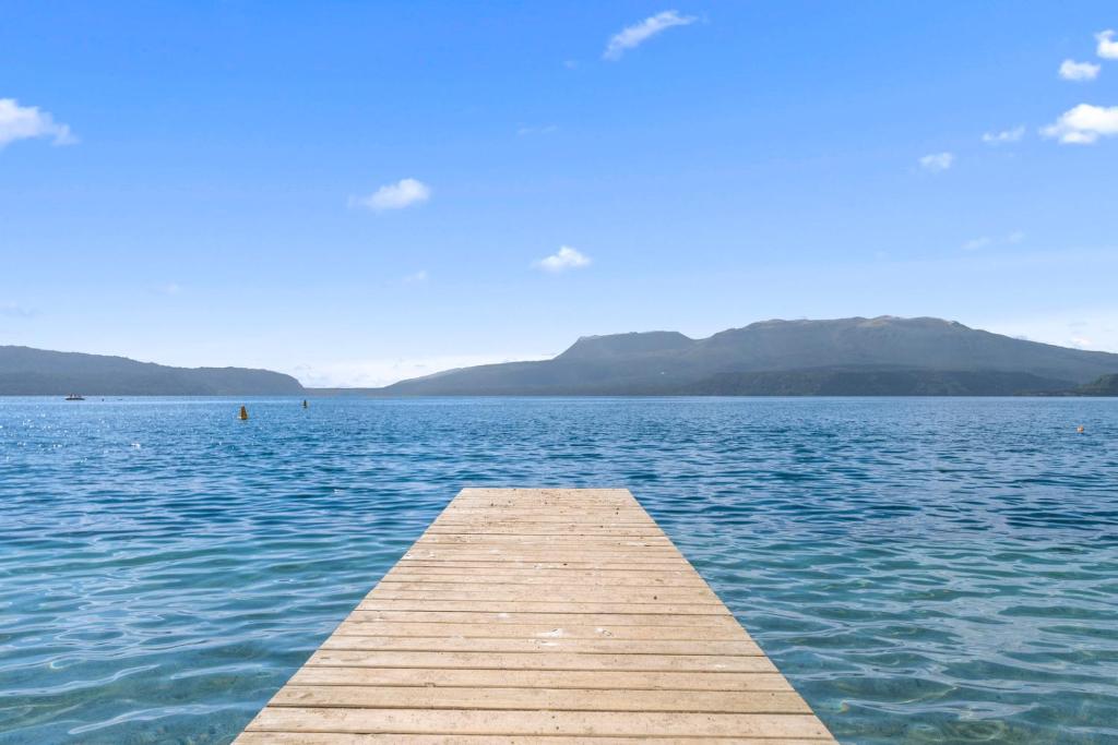 Winstone Cottage - Waterfront Lake Tarawera Holiday Home photo