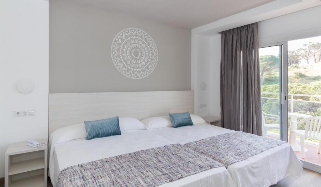 Hotel Oasis Park Splash — Hotel rooms in Calella, Catalonia