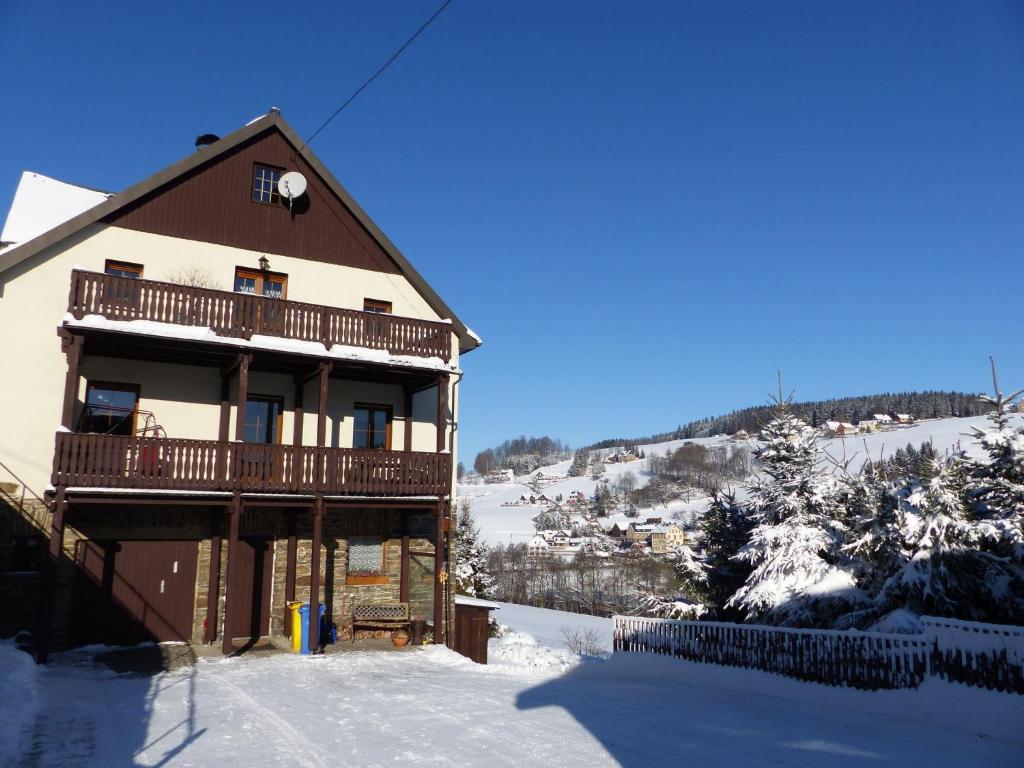 Holiday home in an idyllic setting in the heart of the Erzgebirge mountains with private balcony