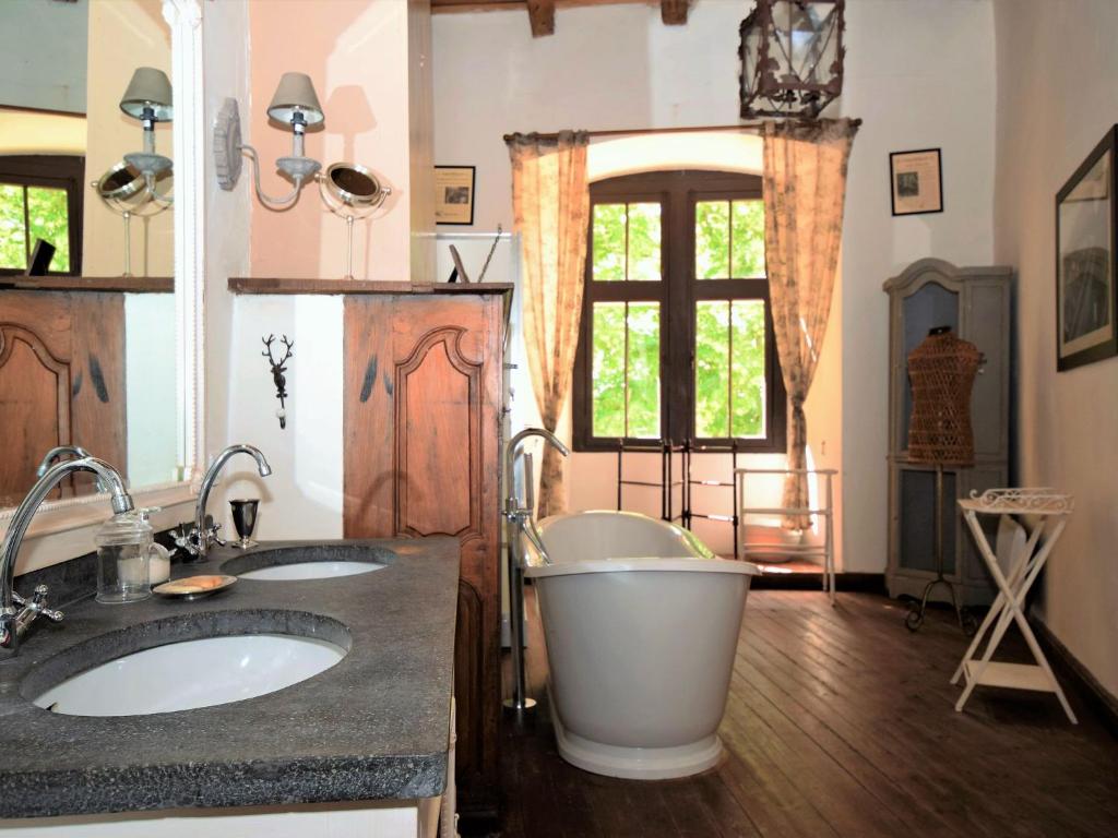 Castle near Agen with Shared Pool バスルーム（客室）