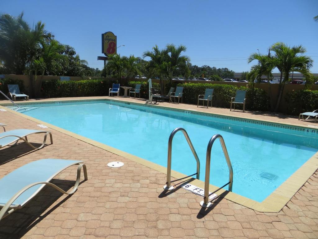 Super 8 By Wyndham Fort Myers photo