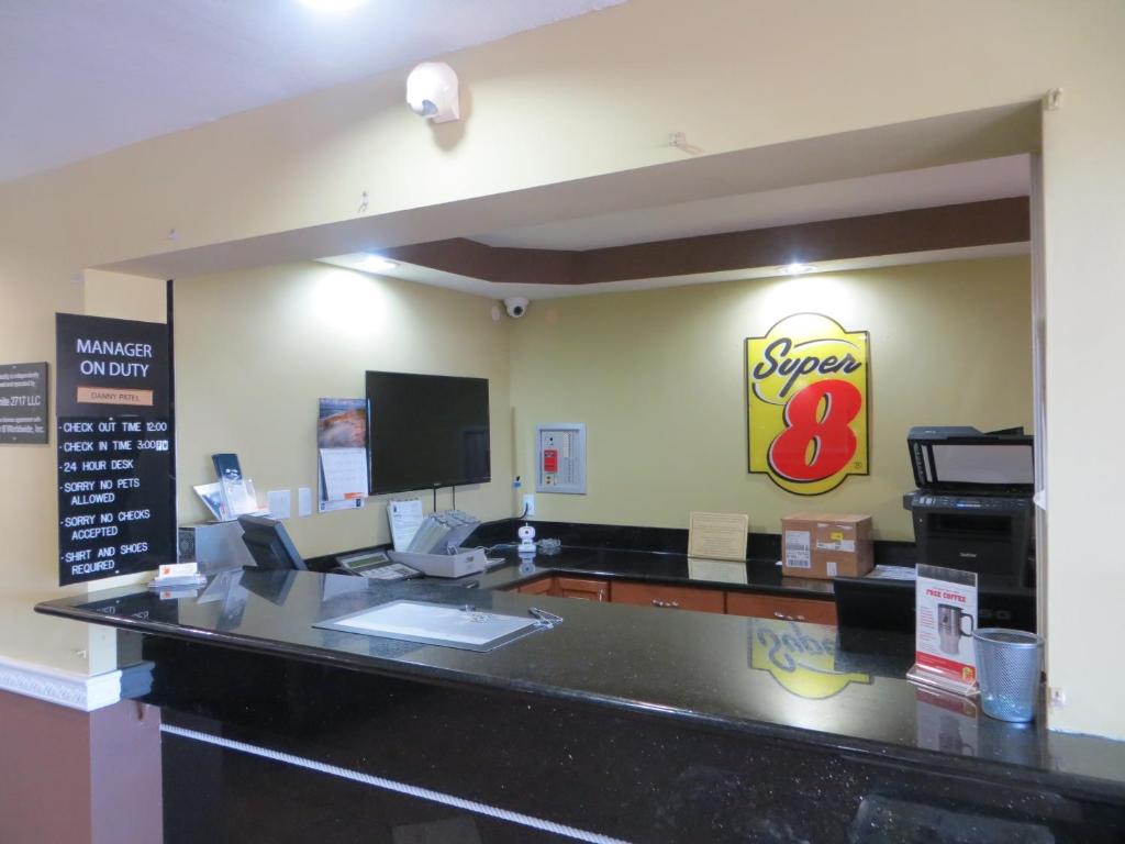 Super 8 By Wyndham Fort Myers photo