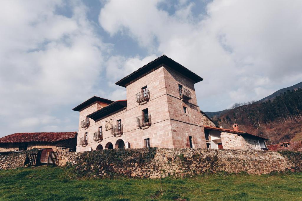 Arha Casona de Carmona (Antiguo Parador de Carmona-Cantabria) — Hotel in Cabuerniga