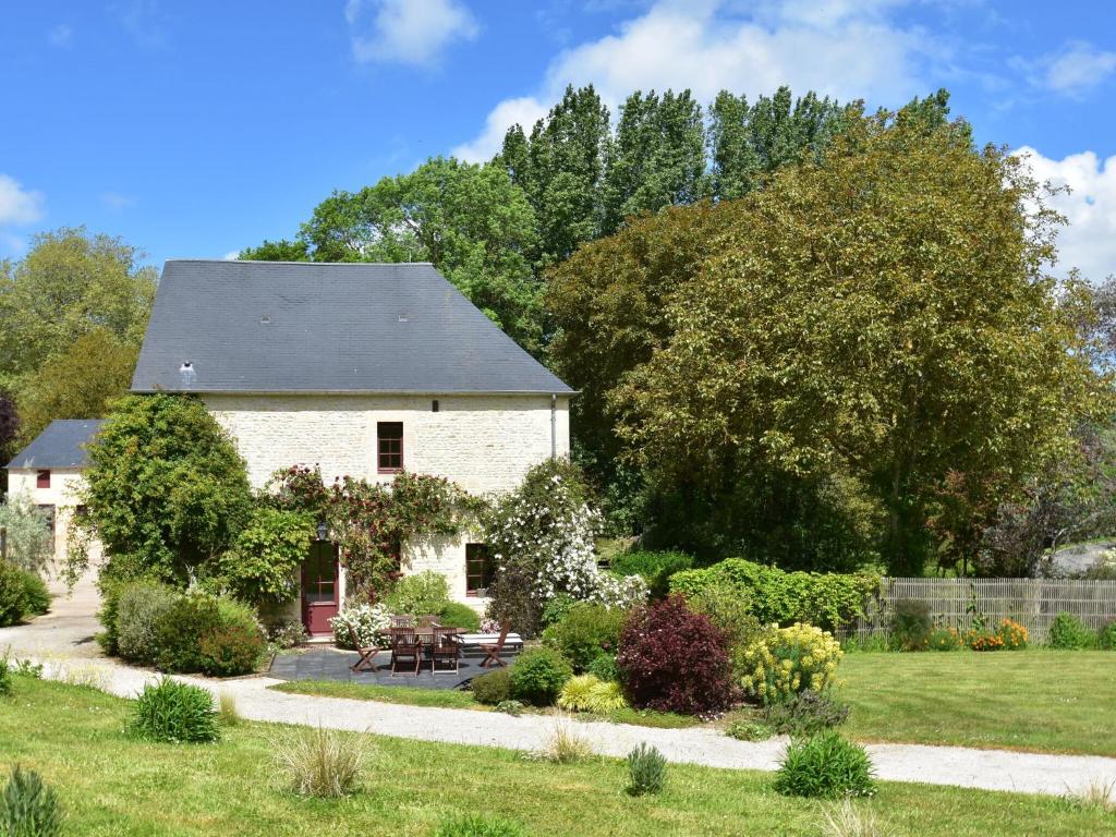 Luxurious mansion in Lantheuil with garden