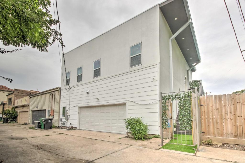 Luxe, Modern Houston Apt - 1 Mile to The Galleria! photo