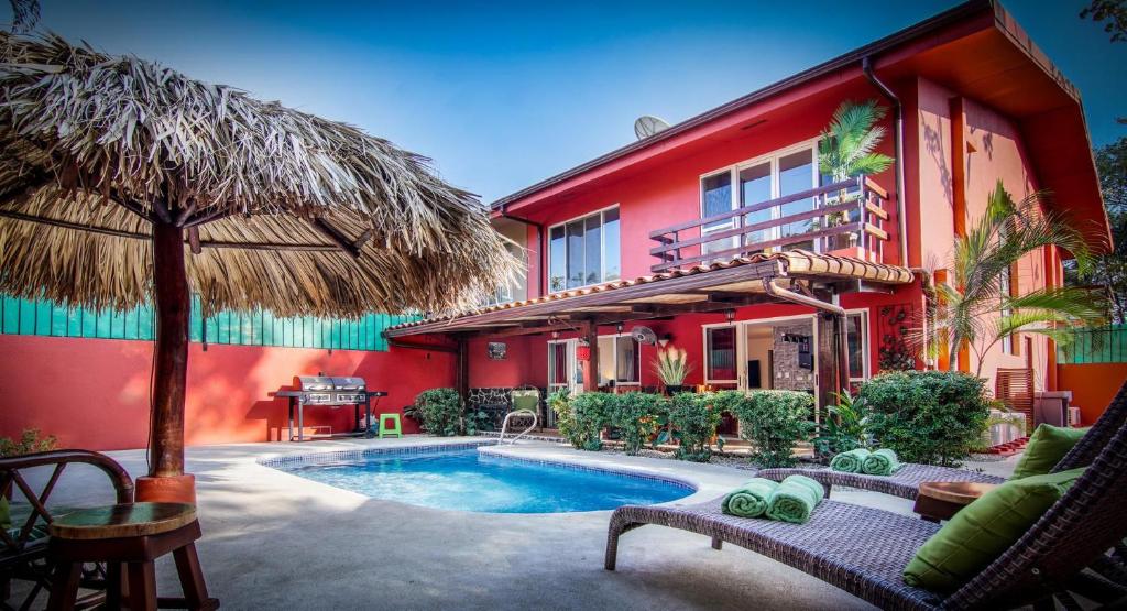 Big private home with pool in Surfside - a short walk from the beach, Playa Flamingo