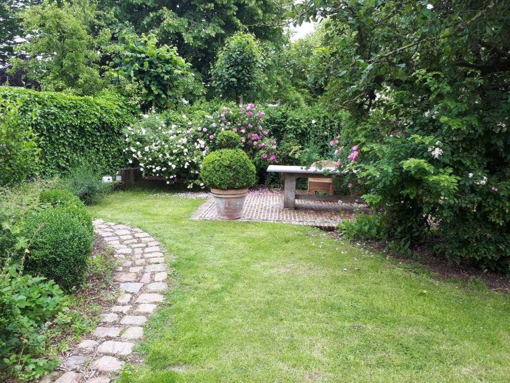 Charming holiday house with romantic garden and bubble bath in quiet location