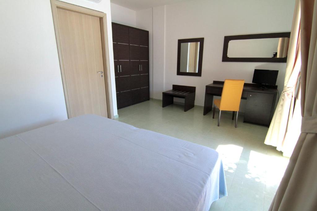 Club Esse Sunbeach — Hotel rooms in Squillace, Calabria