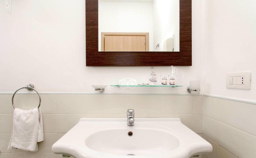 Club Esse Sunbeach — Hotel rooms in Squillace, Calabria