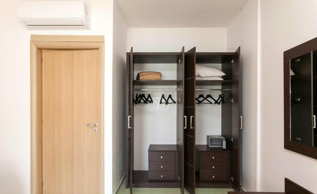 Club Esse Sunbeach — Hotel rooms in Squillace, Calabria