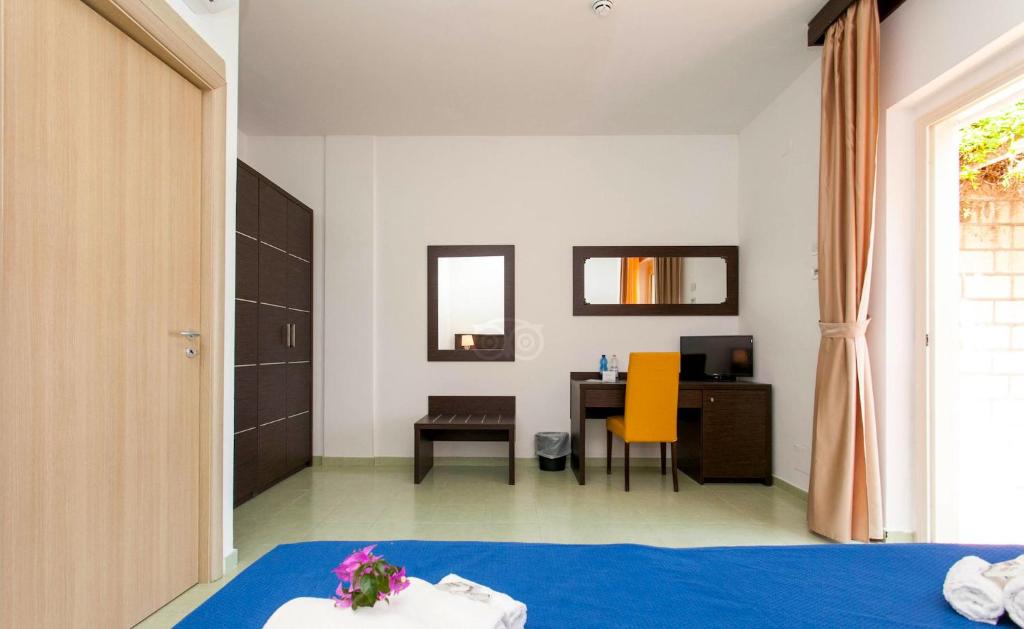 Club Esse Sunbeach — Hotel rooms in Squillace, Calabria