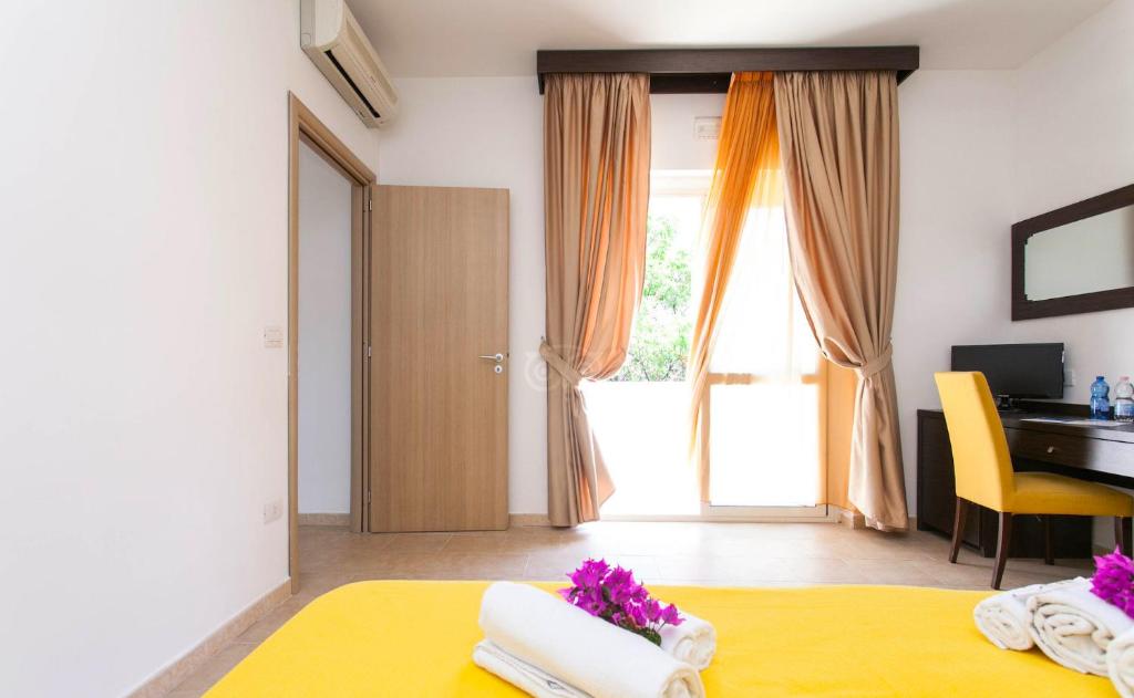 Club Esse Sunbeach — Hotel rooms in Squillace, Calabria