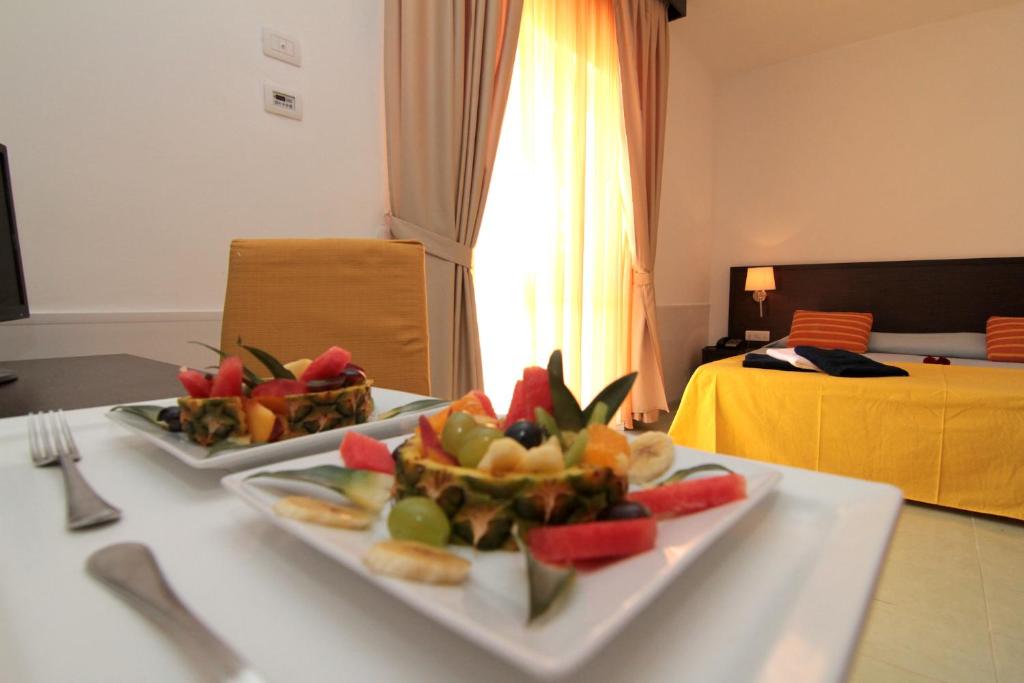 Club Esse Sunbeach — Hotel rooms in Squillace, Calabria