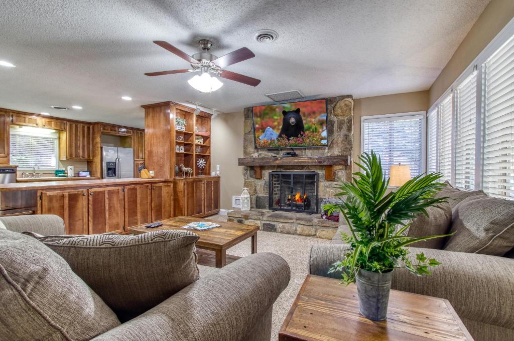 Hidden Memories, Hot Tub, FREE Attraction tickets for each paid day, Pool Table, WIFI!!!, Gatlinburg