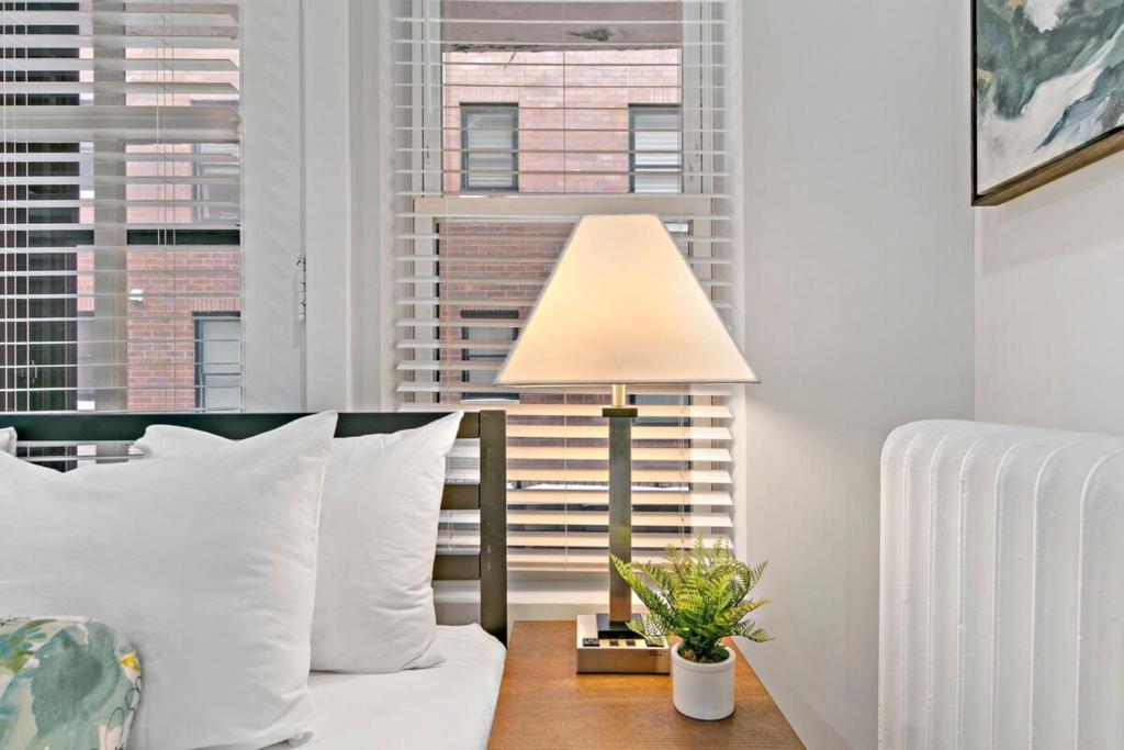 Remodeled Studio Apartment in East Lakeview - Barry S1 photo