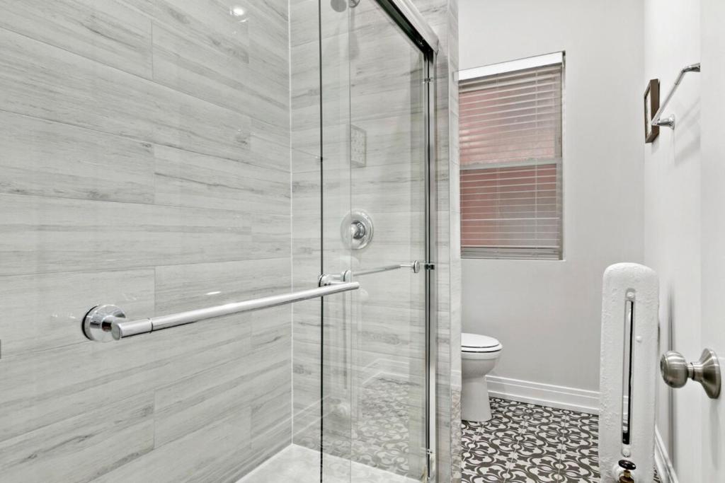 Remodeled Studio Apartment in East Lakeview - Barry S1 photo