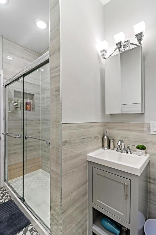 Remodeled Studio Apartment in East Lakeview - Barry S1 photo