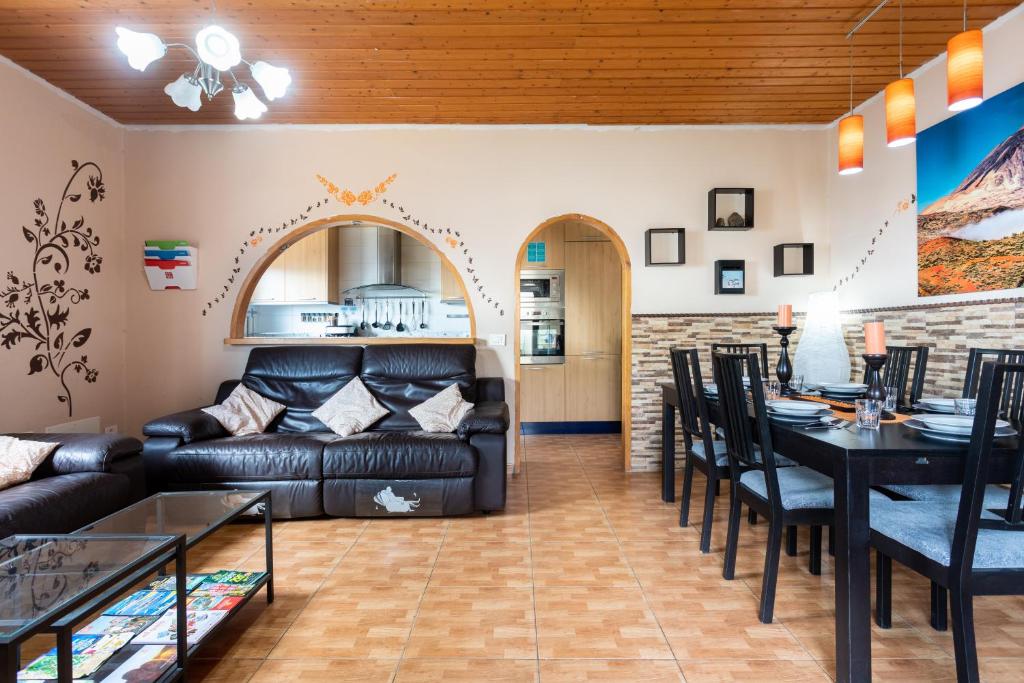 Villa Blanca Tenerife - Private rooms - Terrace and BBQ, 5 minutes from the beach and airport photo