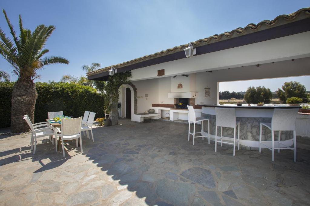 Private pool and exterior view of Protaras Villa 1534