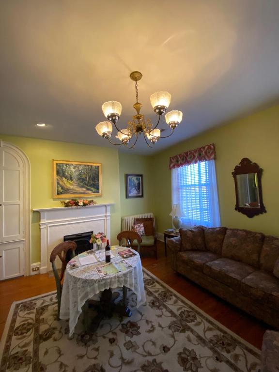 The Inn at Lincoln Square photo