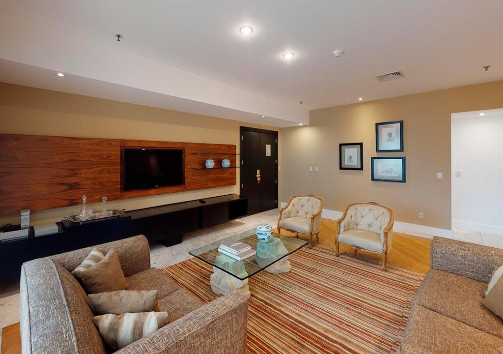 Shared lounge/TV area