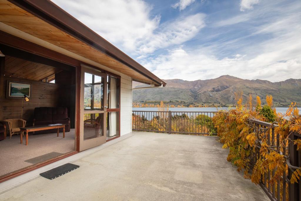 Lakeside Escape - Wanaka Holiday Bach, Wanaka