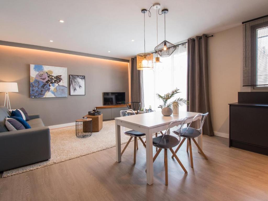 Sitges Spaces Seaside Beach Flat- 4 Bedroom, 2 Bathroom, Terrace, Near Beach, Sitges