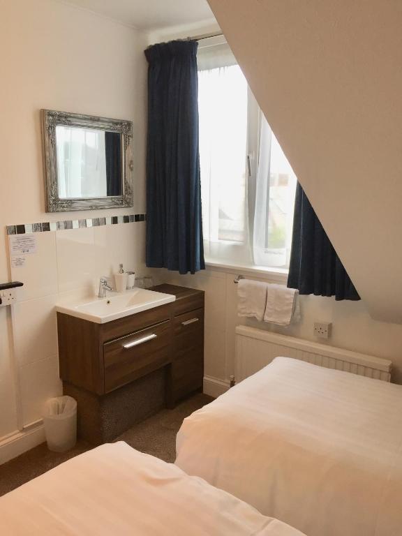 Twin Room with Shower