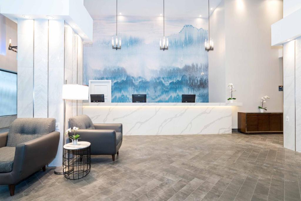 Sandman Hotel Calgary City Centre photo