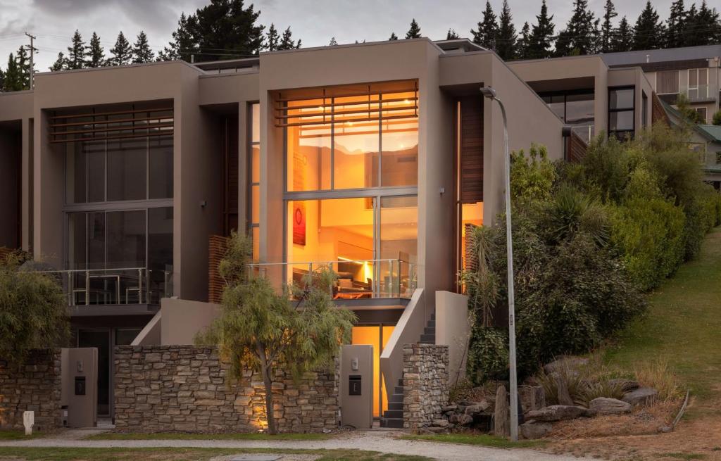 Lake Edge - Sleeps 6 - Centrally Located - Lake & Mountain Views, Wanaka