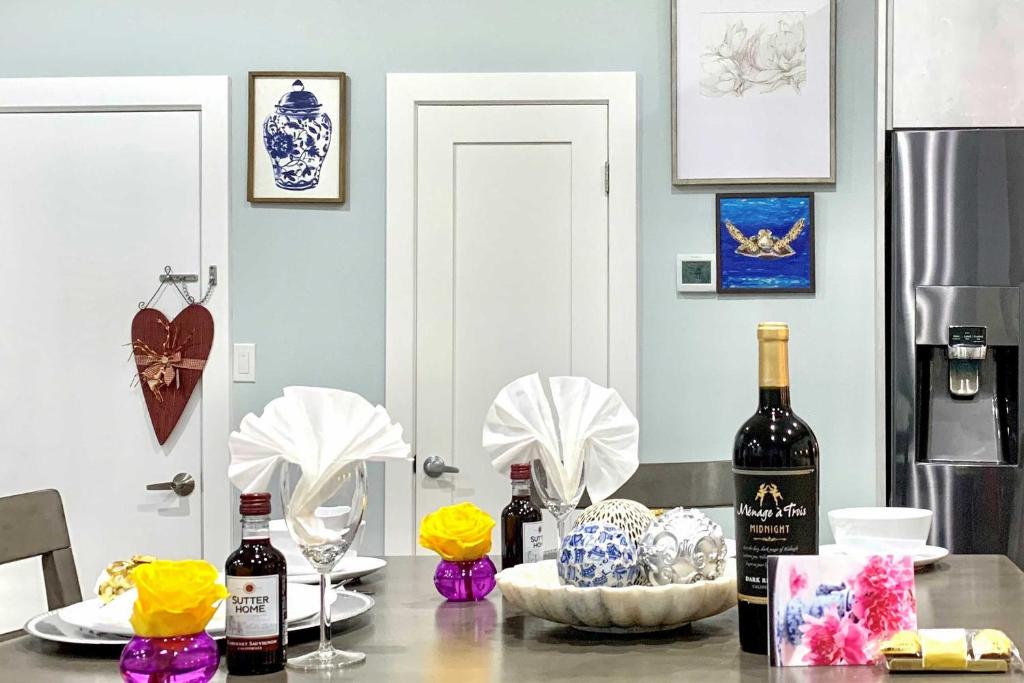 Luxe, Modern Houston Apt - 1 Mile to The Galleria! photo
