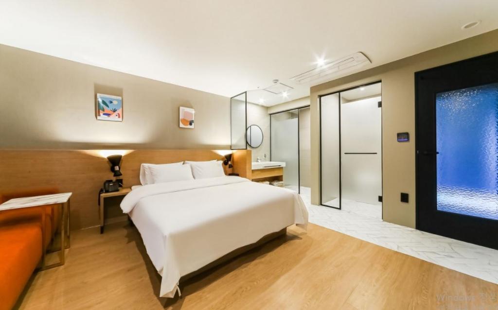 Bathroom, Hotel OU in Busan