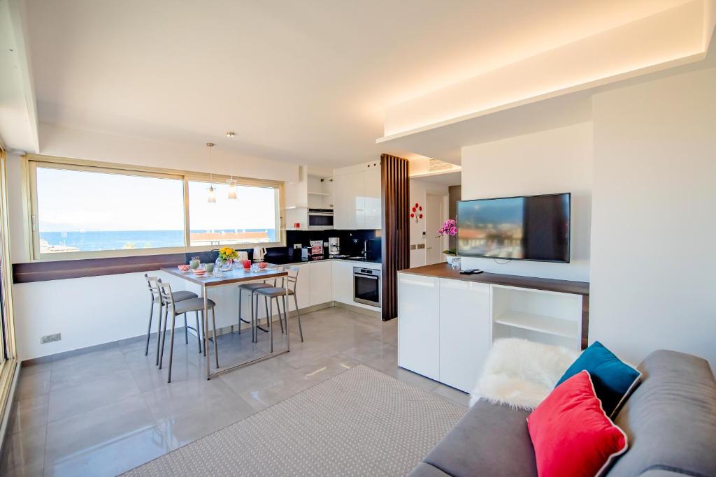 High Standing with Incredible Old Antibes and Sea views - 3