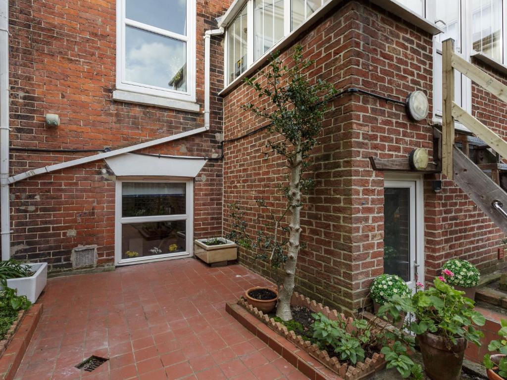 Stopover at ALBANY GARDEN APARTMENT with great outdoor space photo