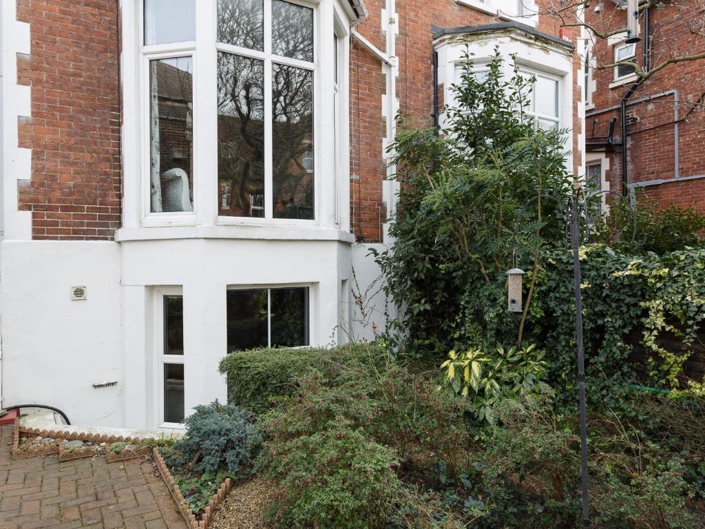 Stopover at ALBANY GARDEN APARTMENT with great outdoor space photo