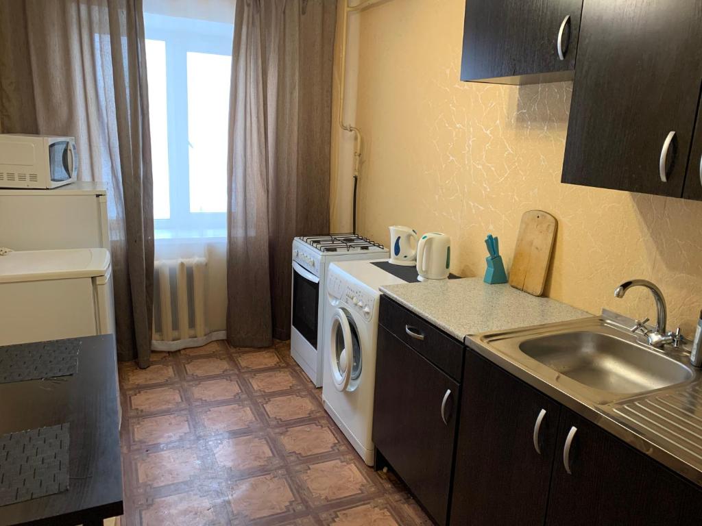 Kitchen, Апартаменты от Гостиницы Центральная Качканар in Kachkanar