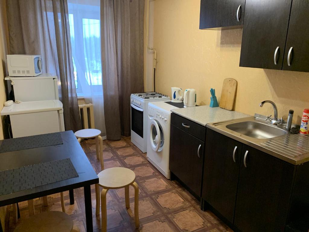 Kitchen, Апартаменты от Гостиницы Центральная Качканар in Kachkanar
