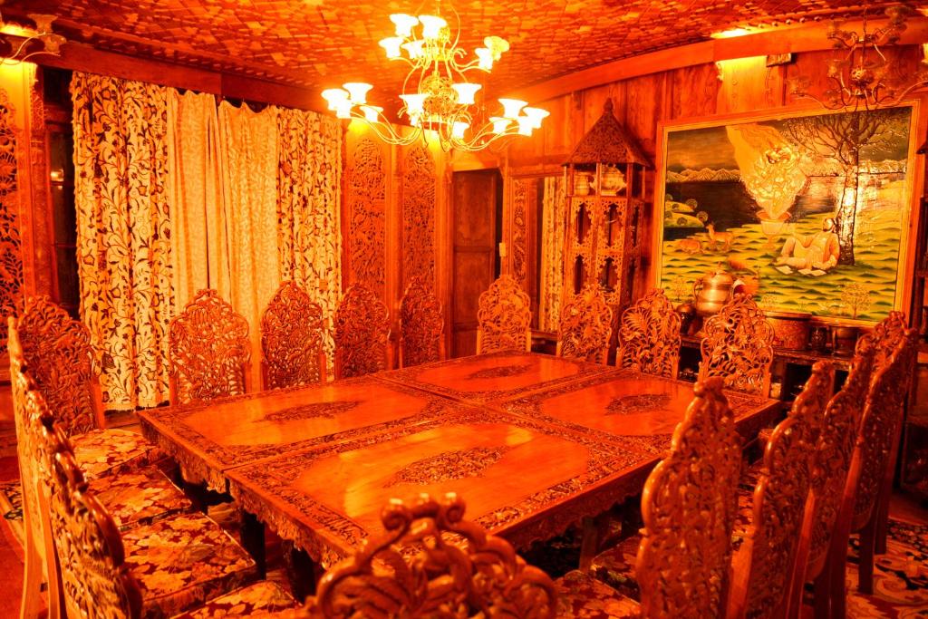Facilities, De Laila House Boat (Marketed By Sterling) in Srinagar