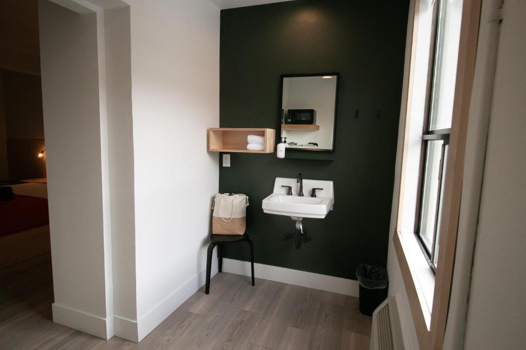 LOGE Leavenworth Downtown photo