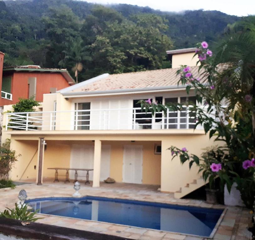 Casa com piscina 100mts da areia Praia de Guaecá