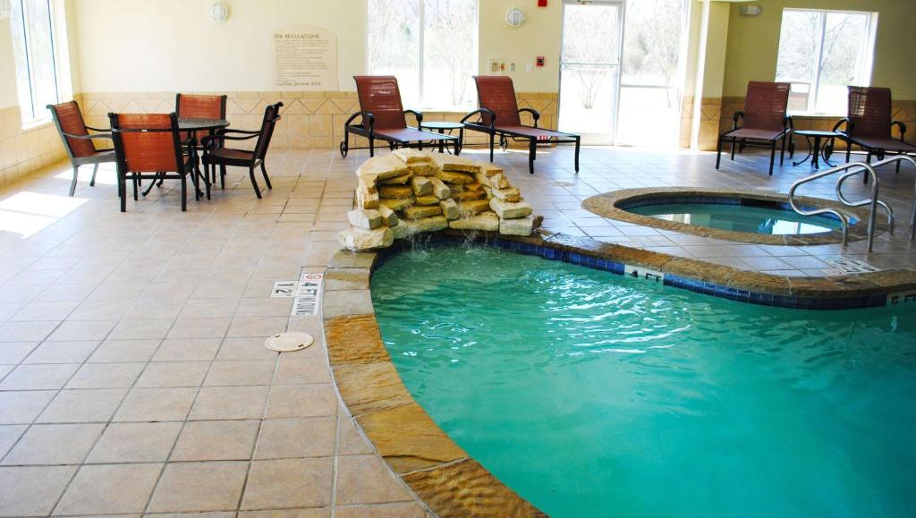 Magnuson Hotel Commerce Photo 14