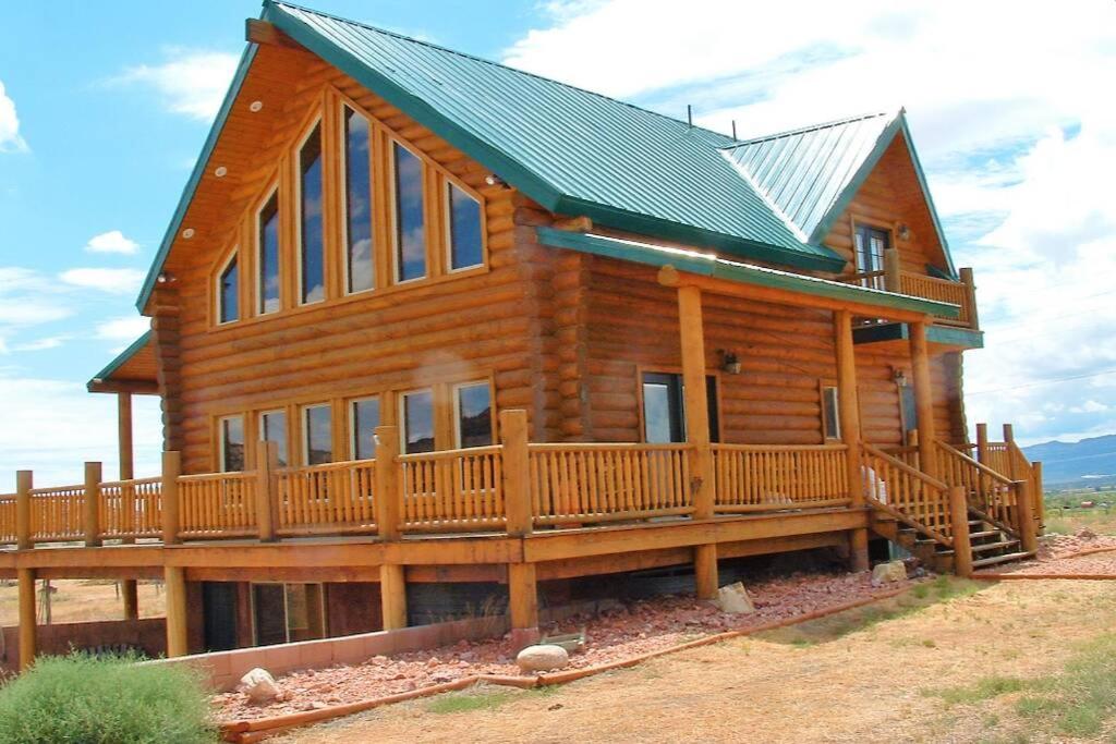 Red Rock Ranch Log Cabin: Large, Fully Furnished, Escalante