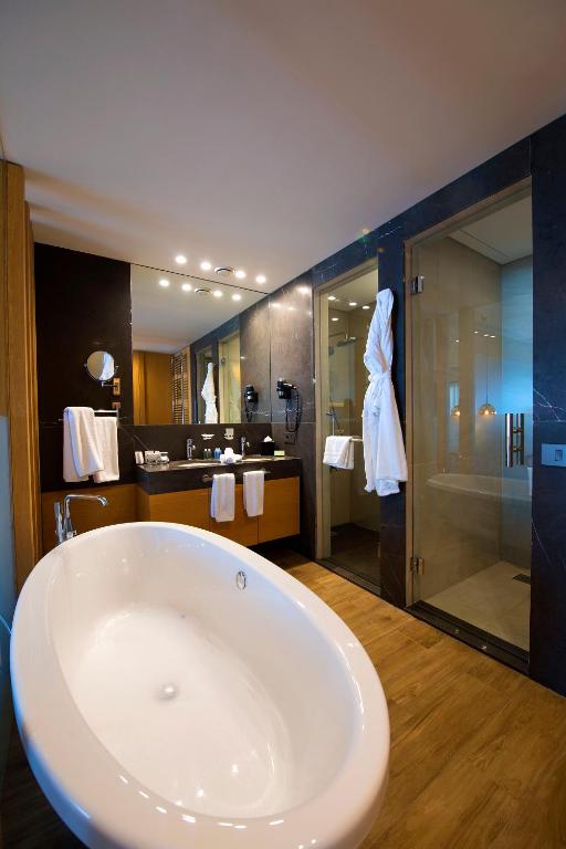 Oakridge Hotel & Spa photo